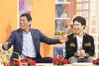 左から明石家さんま、重岡大毅。(c)関西テレビ