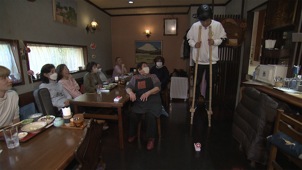 竹馬クイズ対決に臨むパンサー尾形。
