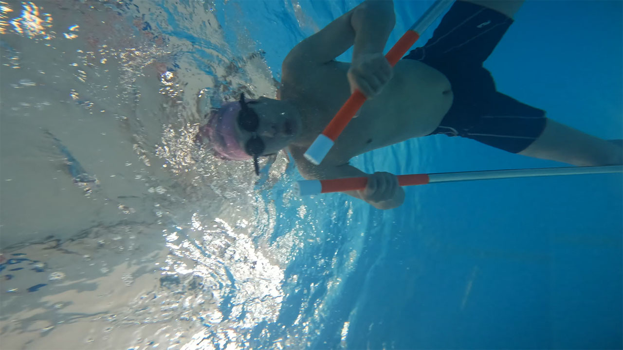 竹馬スイミングに挑戦するパンサー尾形。