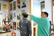 ポップアップストアの中を見て回るバナナマン。