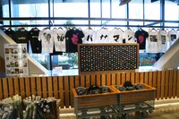 過去グッズのTシャツや缶バッジ。