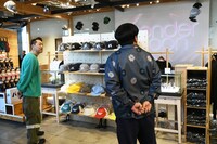 ポップアップストアの中を見て回るバナナマン。