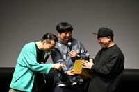 当選者にサイン入りポスターが当たるお楽しみ抽選会の様子。