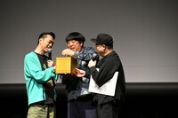 抽選をするバナナマンとオークラ。