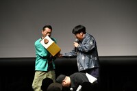 抽選ボックスが壊れてしまった場面。