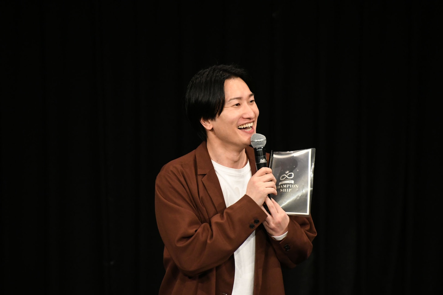 MCを務める相席スタート山添。