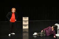 決勝でコントを披露するマユリカ。