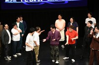 スベってしまい、順番をコットンきょんに譲るマユリカ阪本。