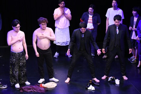 結果を裸足で待つダイタクと、裸で待つマユリカ。