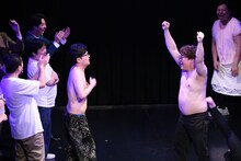 優勝が決まった瞬間、思わず胸を隠していた手を外してしまうマユリカ中谷（右）と、外さない阪本（左）。