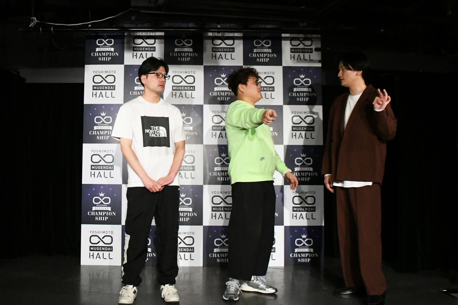 悪意ある見出しを作り出そうと誘導尋問する相席スタート山添（右）。