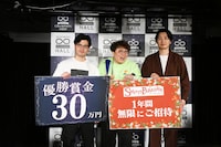 左からマユリカ、相席スタート山添。