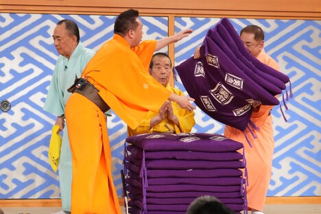 座布団で見えなくなっていく林家木久扇。(c)日本テレビ