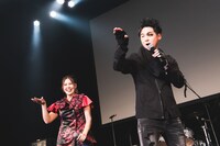 MCを務めるHI†GO（右）とつぼみ大革命の吉岡久美子。