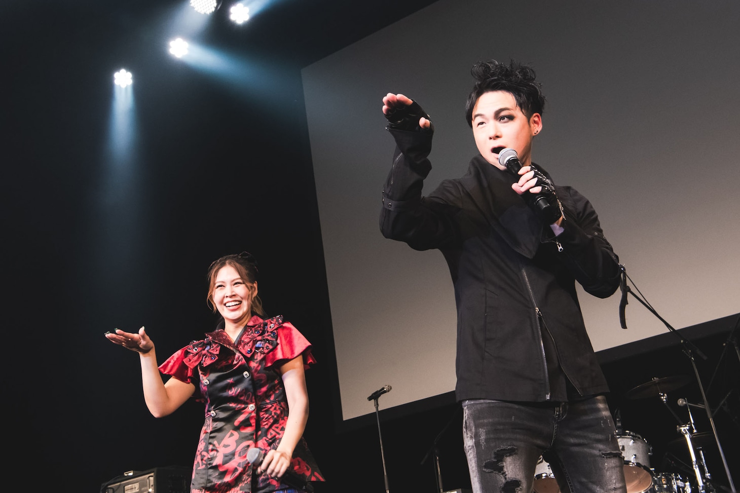 MCを務めるHI†GO（右）とつぼみ大革命の吉岡久美子。