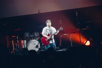 「私上手く笑えなくて」を歌うニッポンの社長・ケツ。