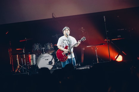 「私上手く笑えなくて」を歌うニッポンの社長・ケツ。