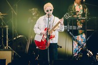 Oasisの「Don't Look Back In Anger」を歌うニューヨーク嶋佐。