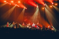 Oasisの「Don't Look Back In Anger」をカバーするジュースごくごく倶楽部。