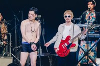 「嶋佐に襲われた！」というジンジャエール阪本（左）。