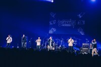 ジュースごくごく倶楽部のアンコールの前に「青いベンチ」をアカペラで披露する相方たち。左からマユリカ中谷、シカゴ実業・中川、ニッポンの社長・ケツ、ロングコートダディ兎、滝音・秋定、ムームー大陸・渡邊。