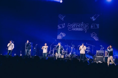 ジュースごくごく倶楽部のアンコールの前に「青いベンチ」をアカペラで披露する相方たち。左からマユリカ中谷、シカゴ実業・中川、ニッポンの社長・ケツ、ロングコートダディ兎、滝音・秋定、ムームー大陸・渡邊。