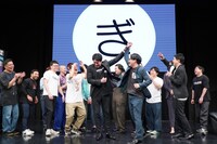 オズワルド卒業公演「卒業するんだってさーーーー!!」の様子。（写真提供：吉本興業）