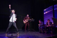 拳を突き上げるサンシャイン坂田。（写真提供：吉本興業）