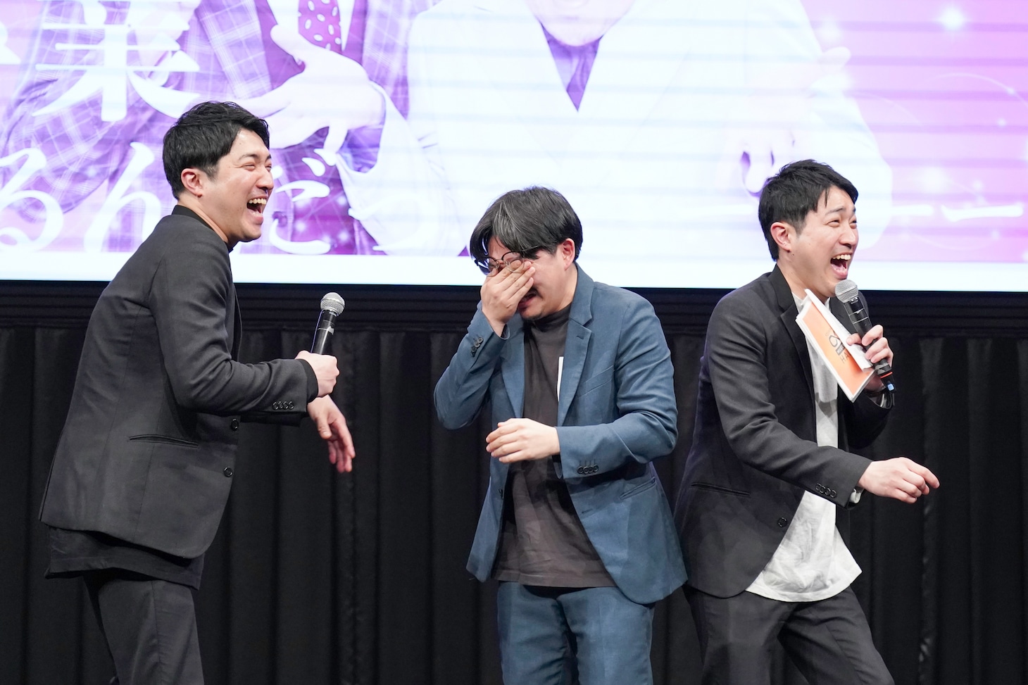 涙を拭うオズワルド伊藤（中央）とダイタク。（写真提供：吉本興業）