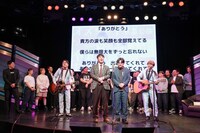 劇場への感謝を述べるオズワルド。（写真提供：吉本興業）