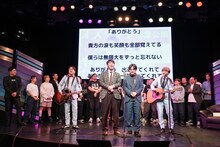 劇場への感謝を述べるオズワルド。（写真提供：吉本興業）