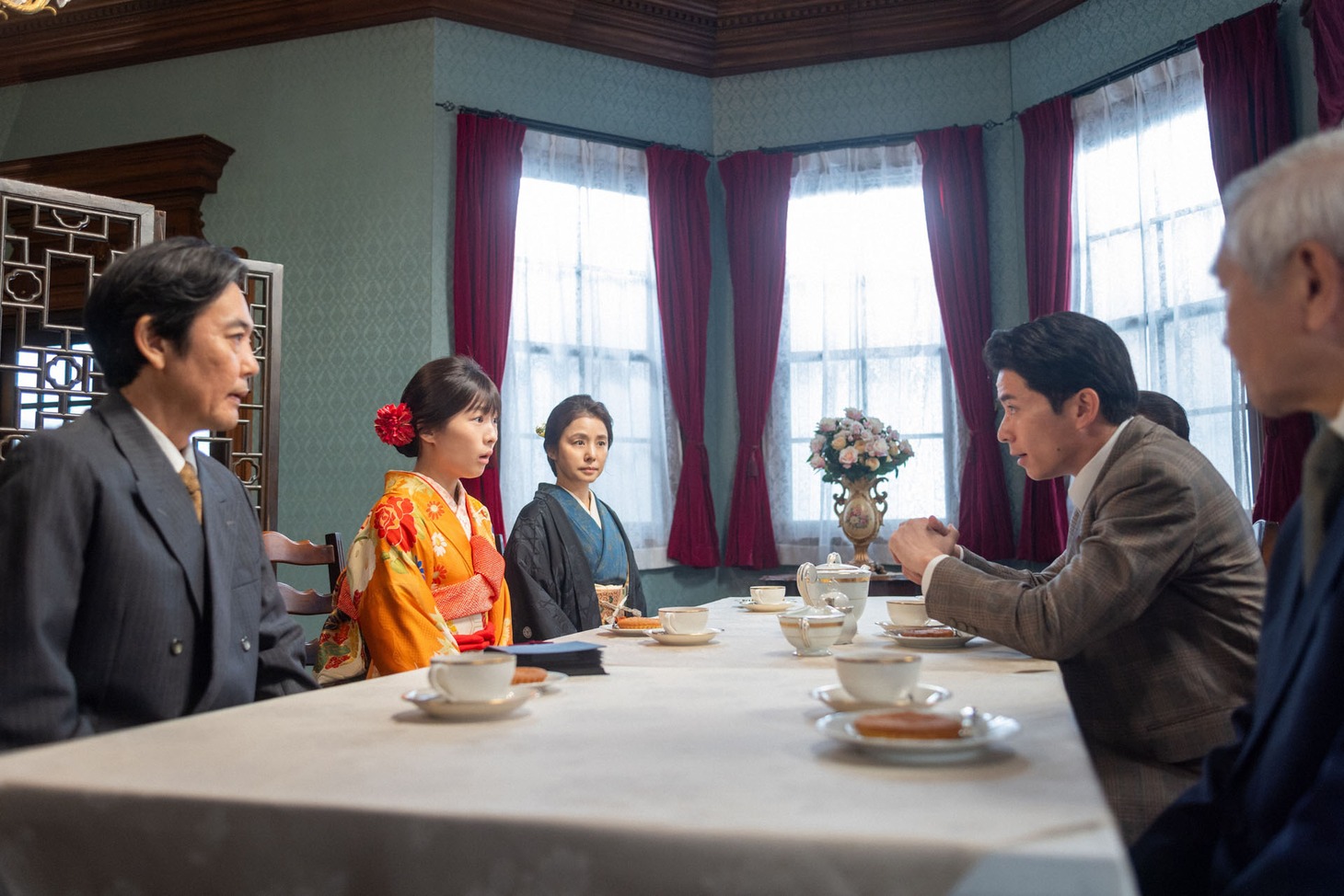 連続テレビ小説「虎に翼」より、オリエンタルラジオ藤森の登場シーン。(c)NHK