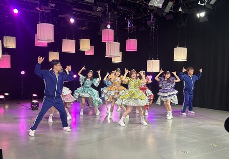 マユリカ（両端）とFRUITS ZIPPER。(c)テレビ朝日