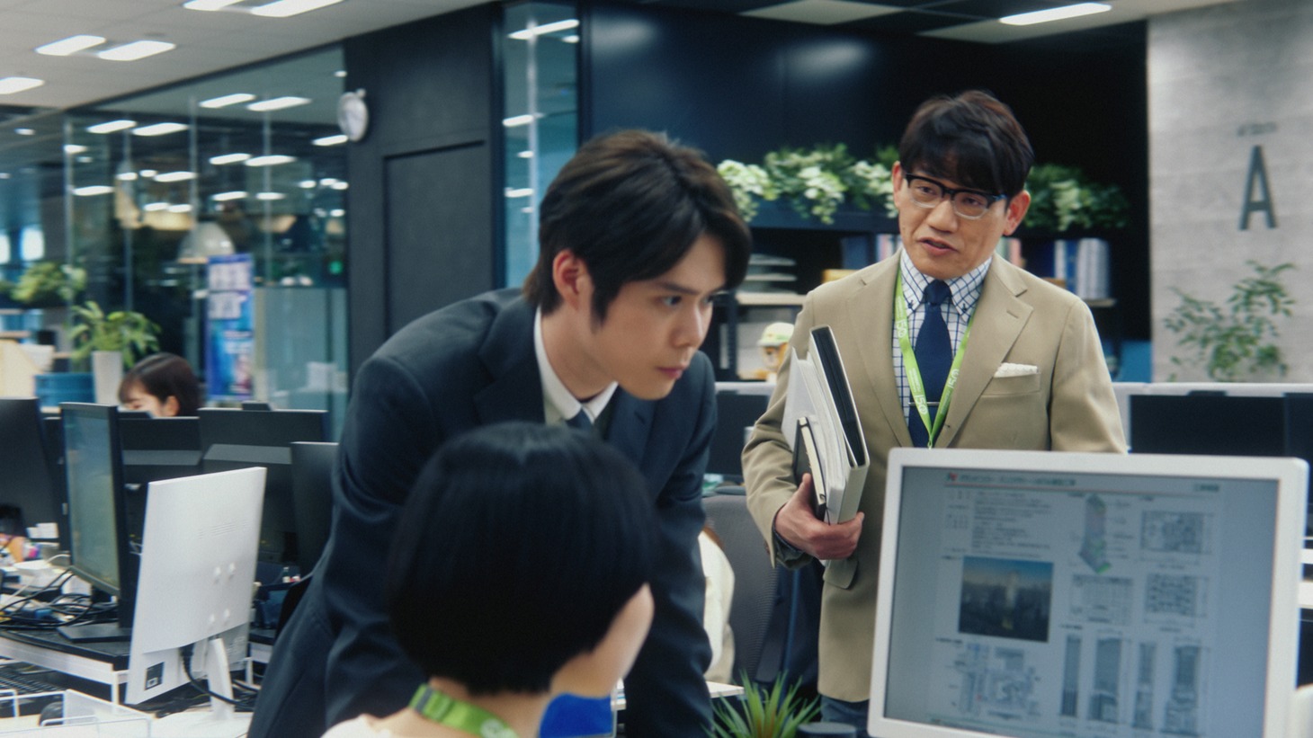 CM「西松くんと建築先輩」編に出演する細田佳央太、ずん飯尾（右）。