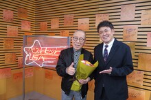 誕生日を迎えた小林克也と、花束を贈呈する、くりぃむしちゅー有田。(c)BS朝日