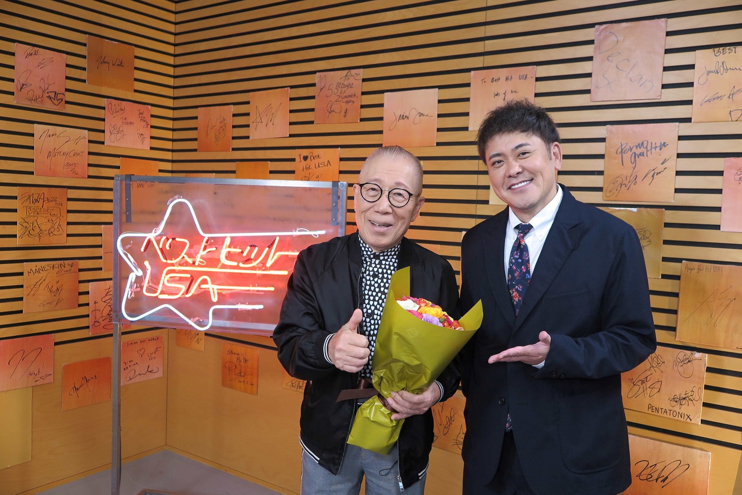 誕生日を迎えた小林克也と、花束を贈呈する、くりぃむしちゅー有田。(c)BS朝日