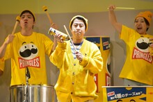 プリングルズの缶を打楽器に見立てて叩くウエストランド井口。