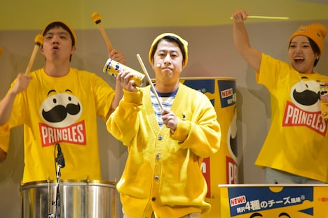 プリングルズの缶を打楽器に見立てて叩くウエストランド井口。