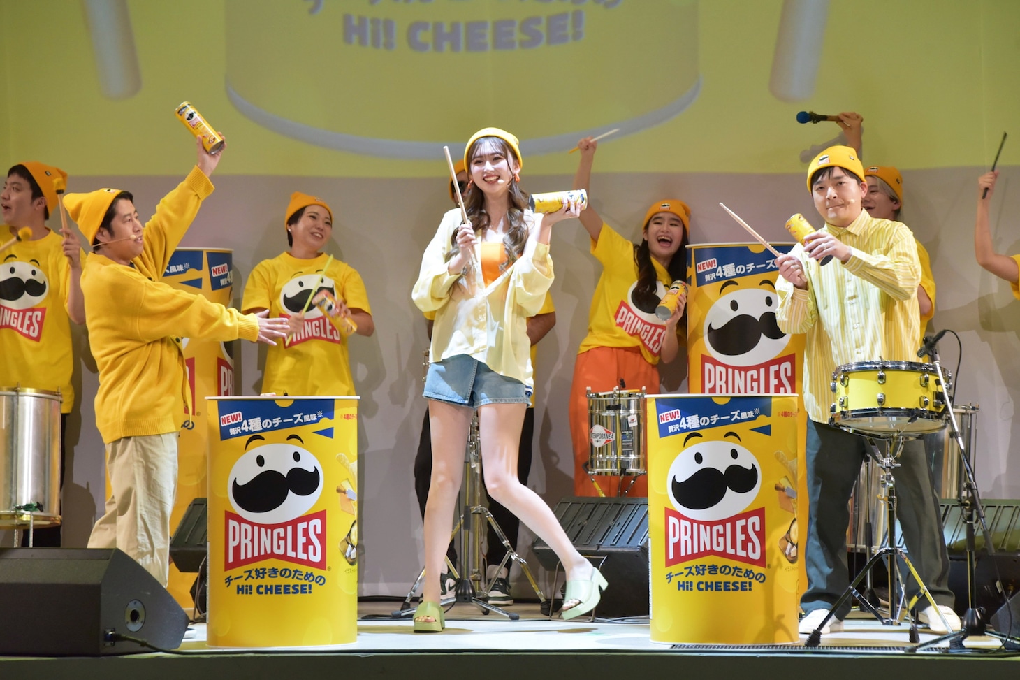 プリングルズのイベントでパフォーマンスを披露したウエストランドとゆうちゃみ（中央）。