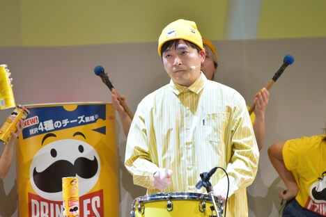 小太鼓を真剣に叩き続けるウエストランド河本。