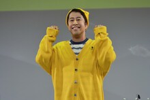 「はいチーズ」でポーズを取る、ウエストランド井口。ポイントは萌え袖とのこと。