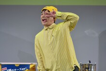 「はいチーズ」で、「いつも家で酔っ払ってやってる」というポーズを取る、ウエストランド河本。