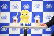 左からつぶつぶいちごミルクフロート、ミニストップ公式キャラクター・ミミップくん、カフェラテフロート。
