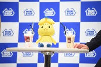 左からつぶつぶいちごミルクフロート、ミニストップ公式キャラクター・ミミップくん、カフェラテフロート。