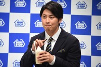 カフェラテフロートを試食するニューヨーク屋敷。