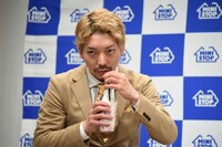 つぶつぶいちごミルクフロートを試食するニューヨーク嶋佐。