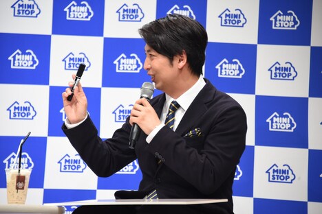 油性ペンを渡されて驚くニューヨーク屋敷。