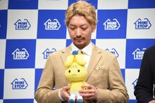 ミミップくんを抱えるニューヨーク嶋佐。