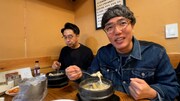 韓国で食事を楽しむ、おぎやはぎ。