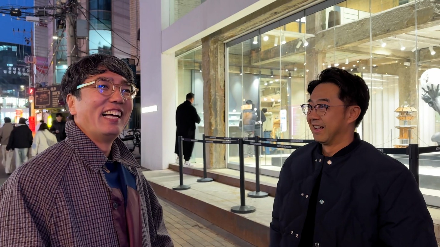 新たなYouTubeチャンネル「おぎやはぎトラベル」で韓国旅を繰り広げる、おぎやはぎ。